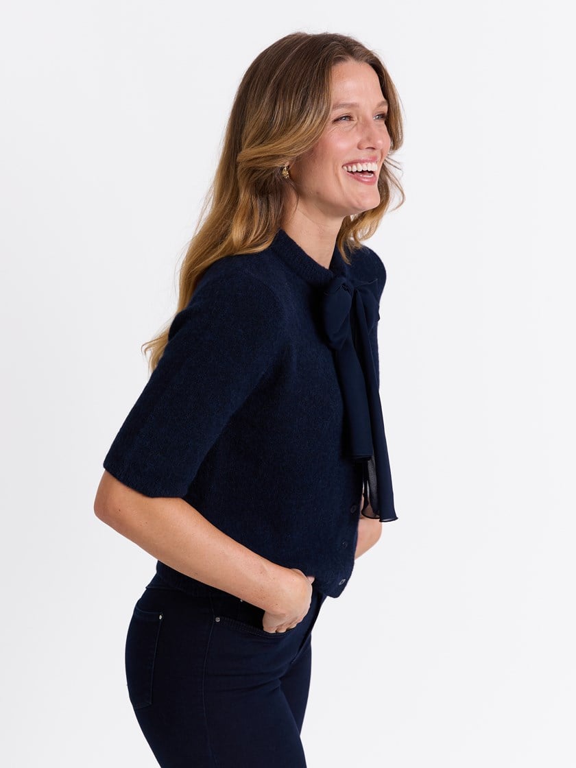 7513621 EM1 7513621_EM1-MARIEPHILIPPE-W25-Modell-Front_chn=match_1335_Frida kortermet cardigan EM1_Frida kortermet cardigan EM1 7513621.jpg_Front||Front