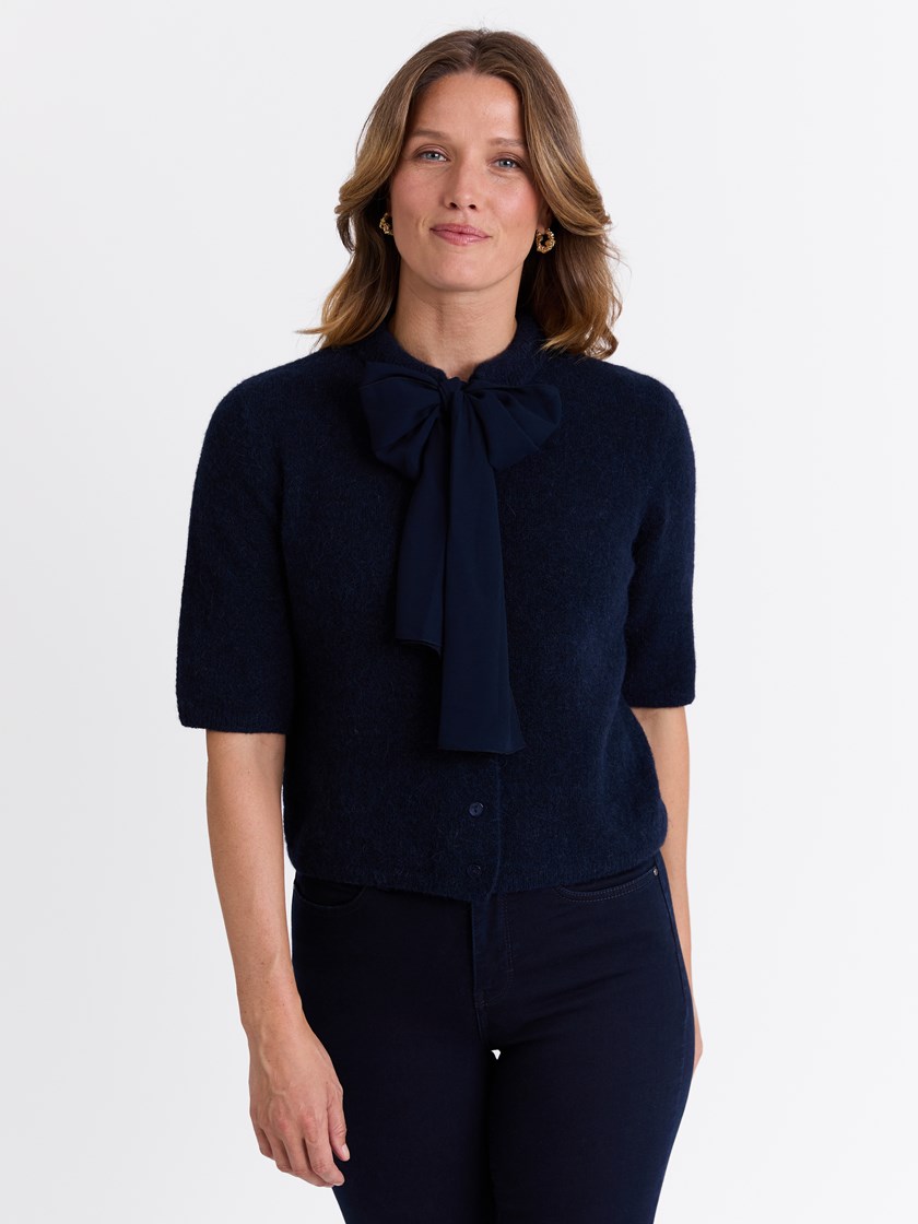 7513621 EM1 7513621_EM1-MARIEPHILIPPE-W25-Modell-Front_chn=match_6282_Frida kortermet cardigan EM1.jpg_Front||Front