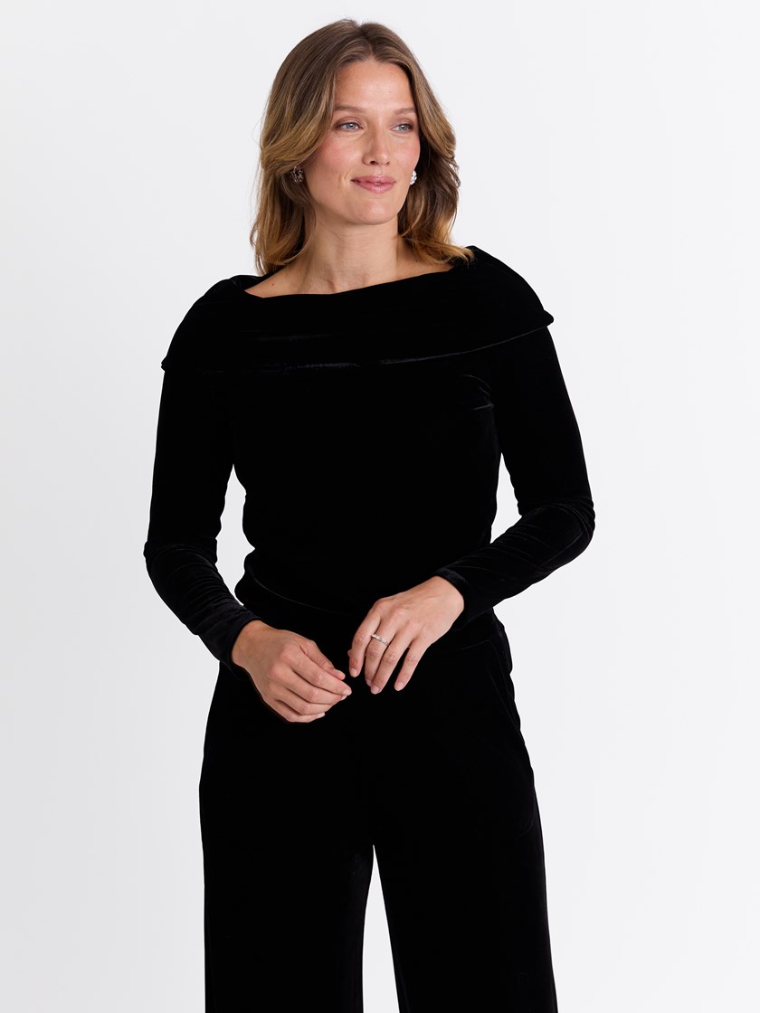 7513626 ID2 7513626_ID2-MARIEPHILIPPE-W25-Modell-Front_chn=match_3751_Silje velourtopp ID2_Silje velourtopp ID2 7513626.jpg_Front||Front