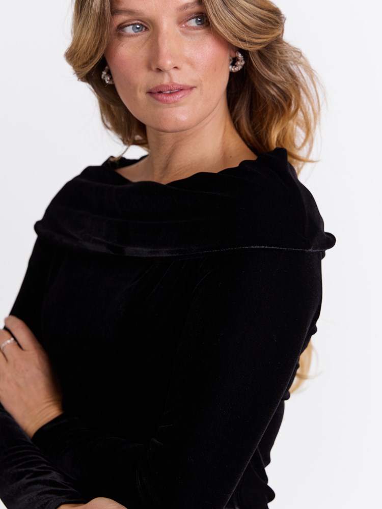 Silje velourtopp 7513626_ID2-MARIEPHILIPPE-W25-Modell-Front_chn=match_6588_Silje velourtopp ID2_Silje velourtopp ID2 7513626.jpg_Front||Front