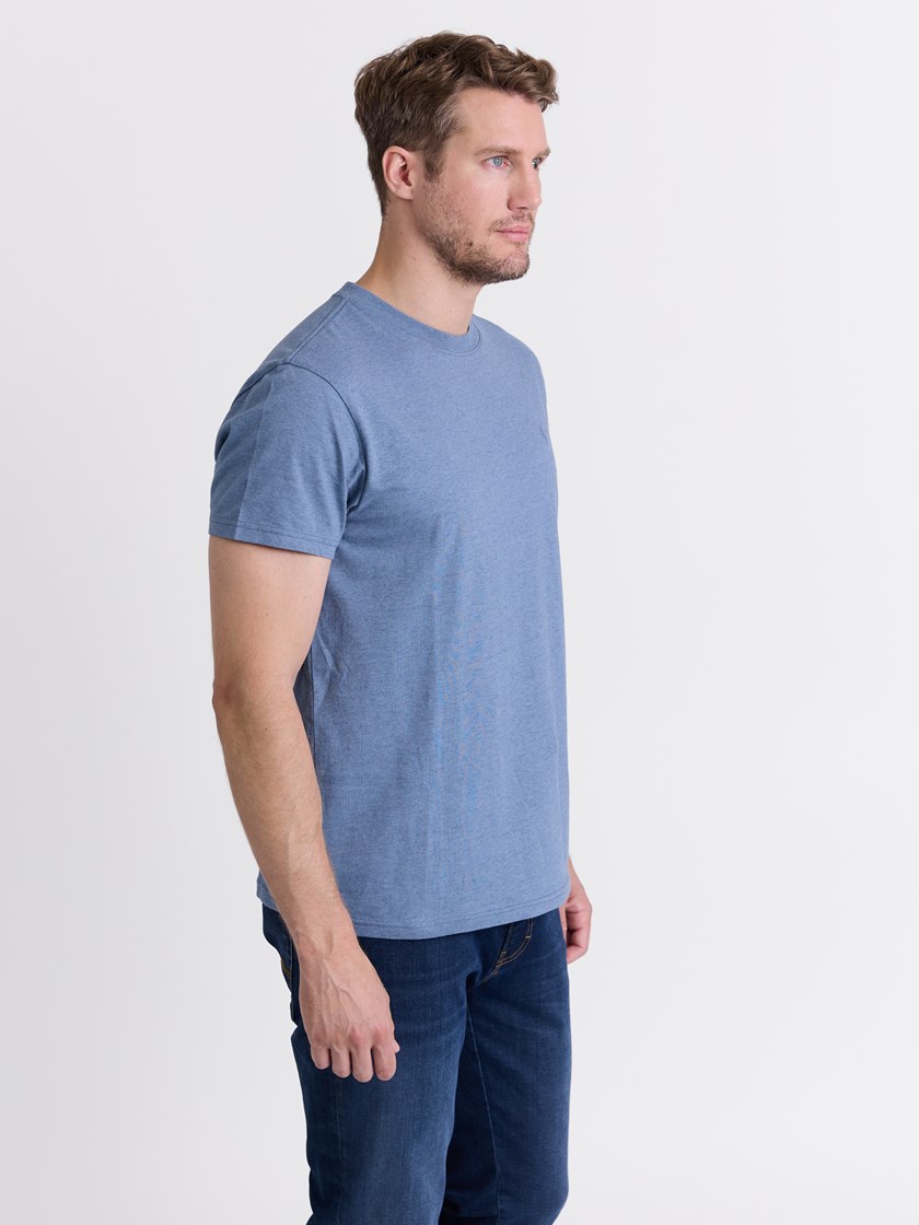 7513745 EEG 7513745_EEG-REDFORD-W25-Modell-Front_chn=match_6229_Fields t-skjorte EEG.jpg_Front