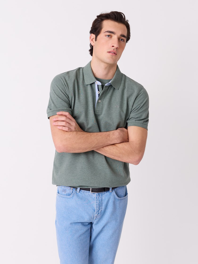 7513904 I6U 7513904_I6U-JEANPAUL-S26-Modell-Front_2378_Mitch pique I6U.jpg_Front||Front