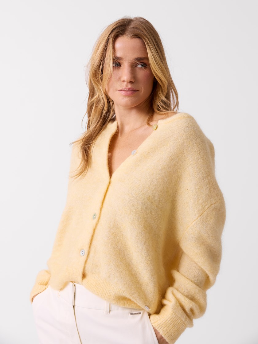 7513969 Q0E 7513969_Q0E-JEANPAUL-S26-Modell-Front (3)_Adele cardigan Q0E_Adele cardigan Q0E 7513969.jpg_