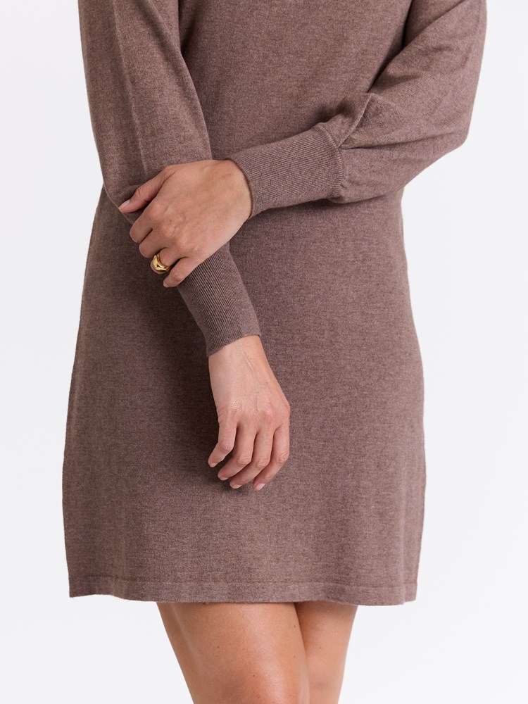 Olea kjole 7513973_AGP-MARIEPHILIPPE-W25-Modell-Front_chn=match_5998_Olea kjole AGP_Olea kjole AGP 7513973.jpg_Front