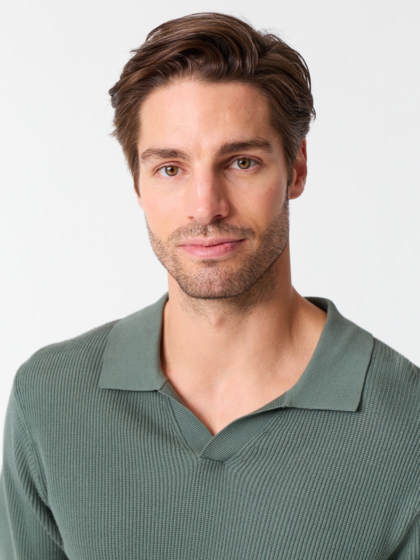 7514275 I6U 7514275_I6U-JEANPAUL-S26-Modell-Front_7529_Patrick polo genser I6U.jpg_Front||Front