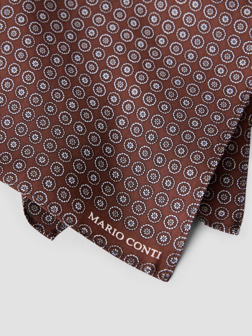 7514436 AJQ 7514436_AJQ-MARIOCONTI-W25-Front_5642_Guido silketørkle.jpg_Front||Front