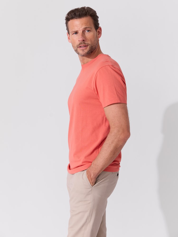 Joe t-skjorte 7514628_K3E-REDFORD-S26-Modell-Front_chn=match_775_Joe t-skjorte K3E.jpg_Front||Front