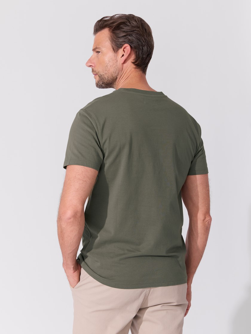 7514628 R81 7514628_R81-REDFORD-S26-Modell-Front_chn=match_6779_Joe t-skjorte R81.jpg_Front||Front