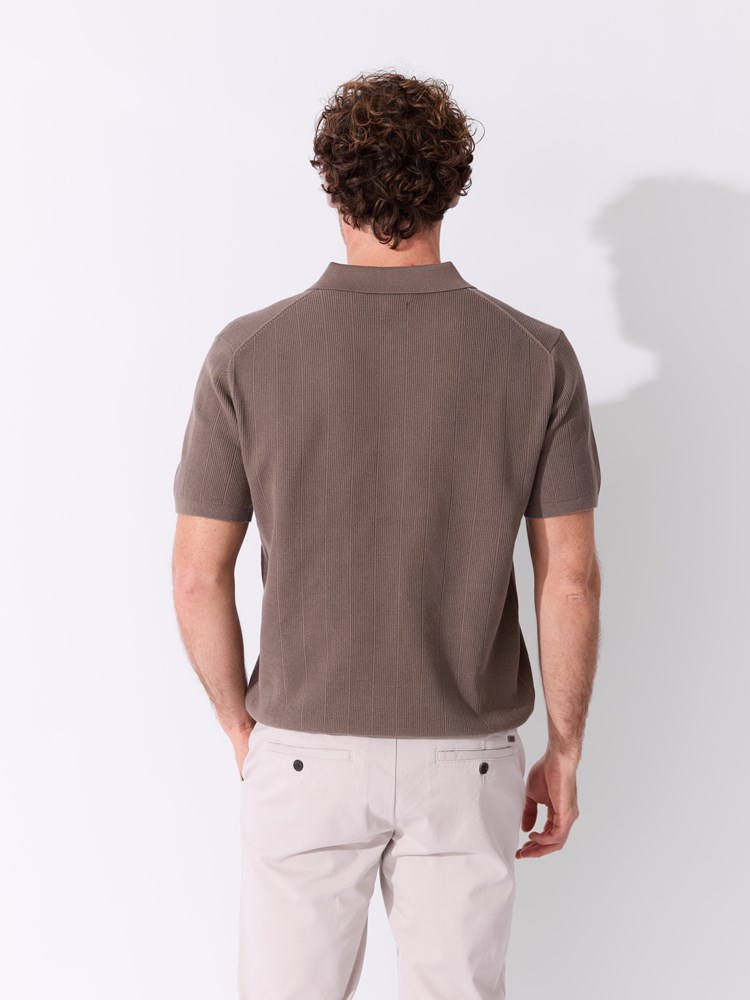 Rino strikket polo 7514731_APR-MARIOCONTI-S26-Modell-Front_chn=match_1194_Rino strikket polo APR.jpg_Front||Front