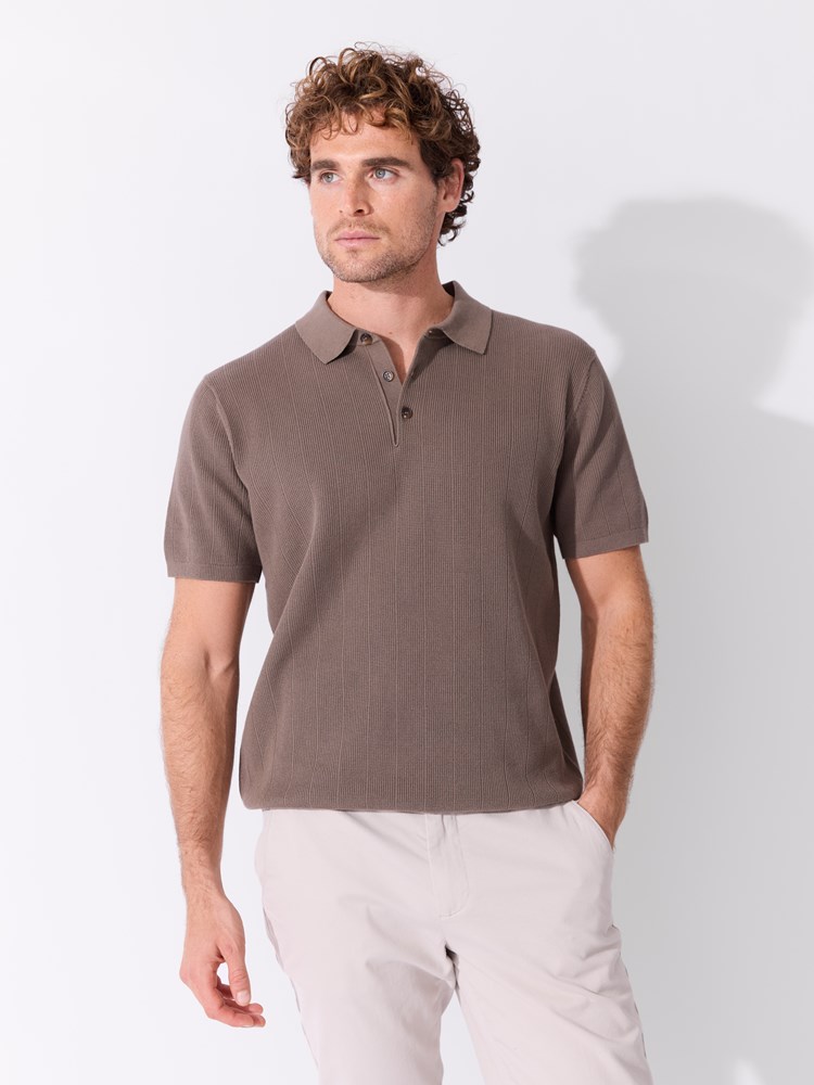 Rino strikket polo 7514731_APR-MARIOCONTI-S26-Modell-Front_chn=match_3303_Rino strikket polo APR_Rino strikket polo APR 7514731.jpg_Front||Front
