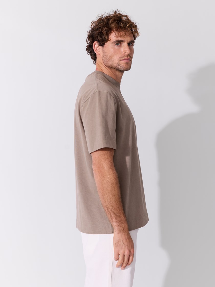 7514778 S70 7514778_S70-MARIOCONTI-S26-Modell-Front_chn=match_6936_Enrico t-skjorte S70.jpg_Front