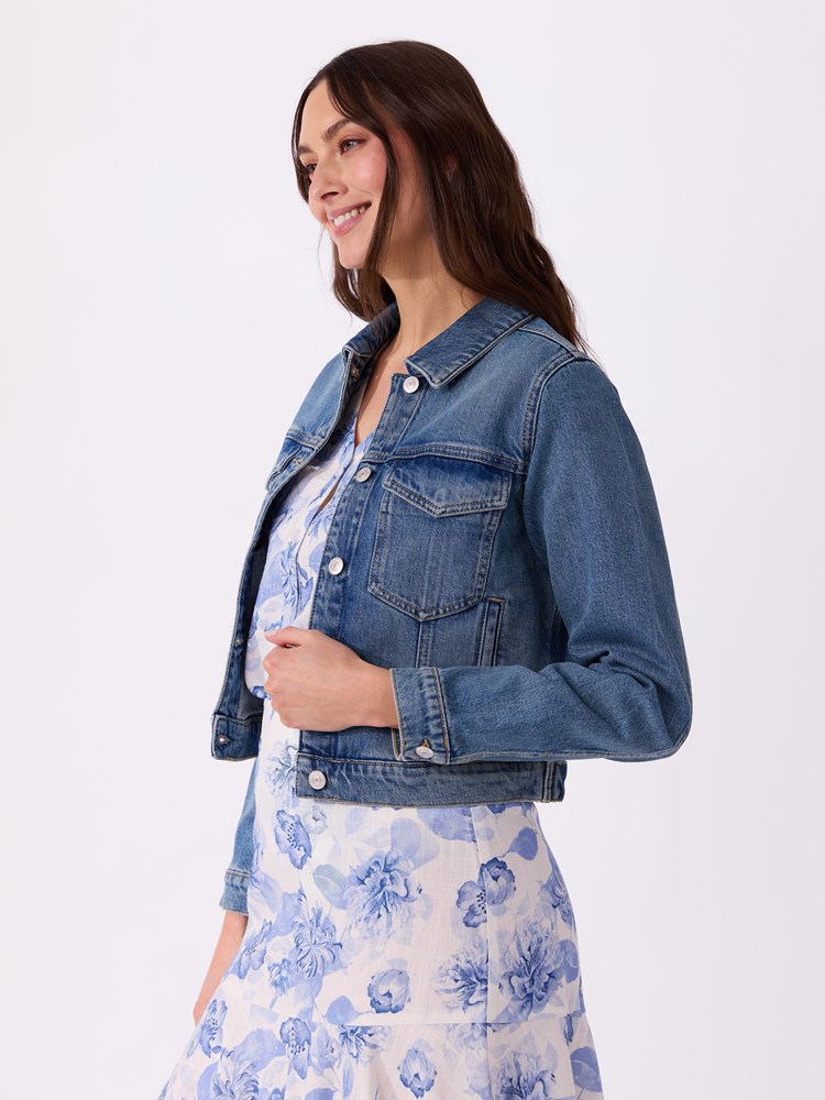 Sophia denim jakke 7514867_DAD-VAVITE-H26-Modell-Left_chn=match_9409_Sophia denim jakke DAD.jpg_Left||Left