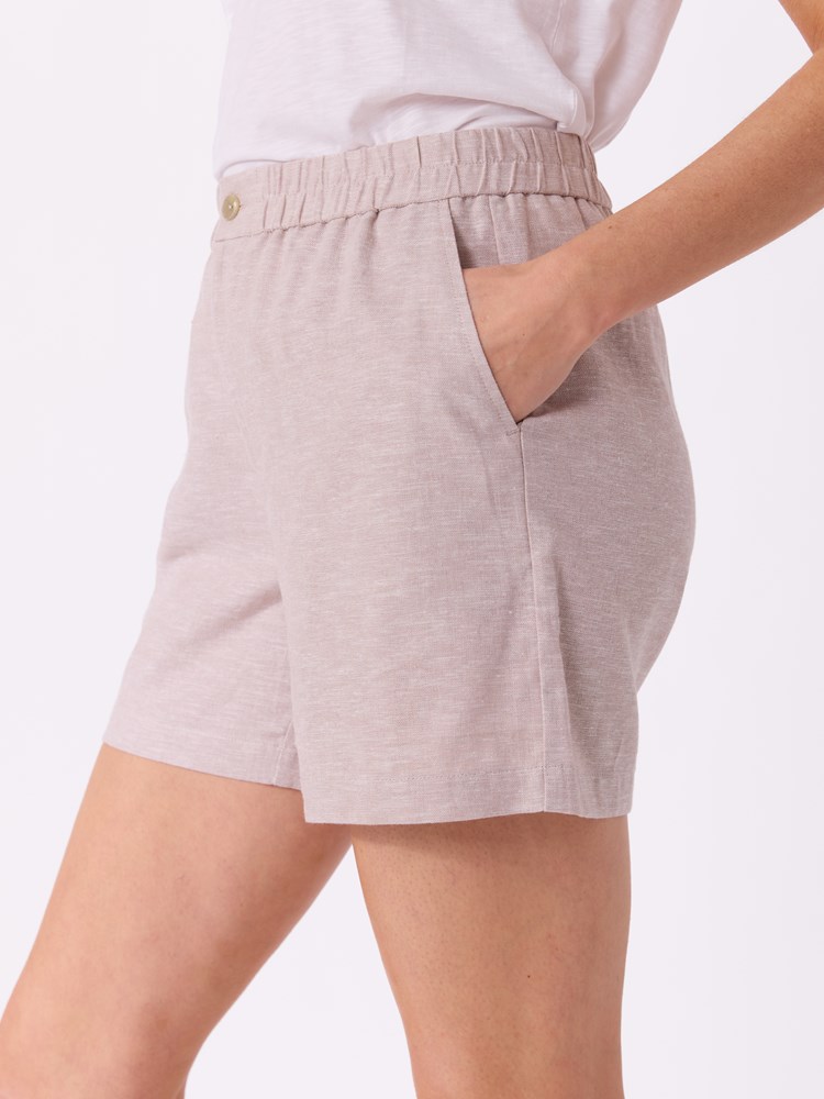 Mary shorts 7514991_I2M-VAVITE-H26-Modell-Left_chn=match_6831_Mary shorts I2M.jpg_Left