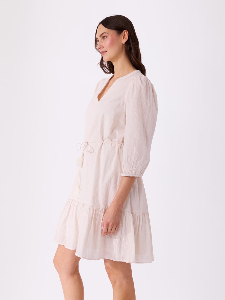 Scarlett kjole 7515069_O62-VAVITE-H26-Modell-Left_chn=match_7515_Scarlett kjole O62.jpg_Left