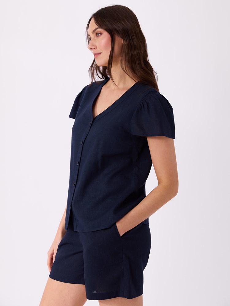 Louise bluse 7515233_EGS-VAVITE-H26-Modell-Left_chn=match_3939_Louise bluse EGS.jpg_Left