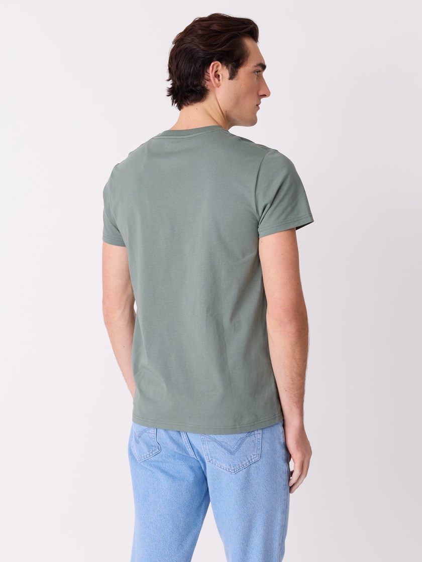 7515379 I6U 7515379_I6U-JEANPAUL-S26-Modell-Front_963_Eliot t-skjorte I6U.jpg_Front