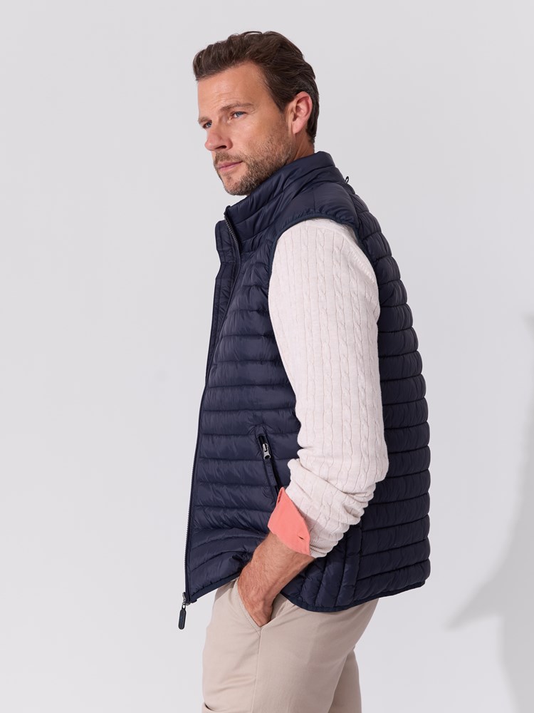 Gilmont vest 7515415_EMW-REDFORD-S26-Modell-Front_chn=match_2125_Gilmont vest EMW.jpg_Front||Front