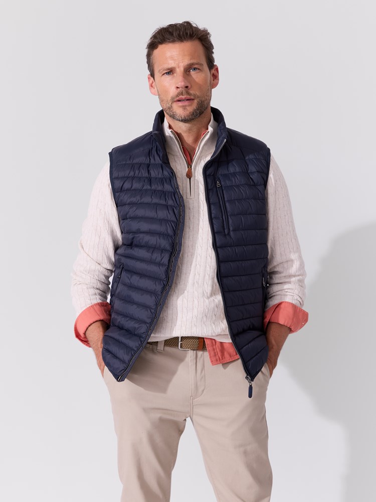 Gilmont vest 7515415_EMW-REDFORD-S26-Modell-Front_chn=match_9439_Gilmont vest EMW.jpg_Front||Front