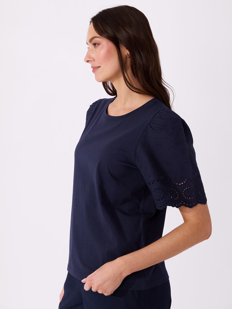 Nina t-skjorte 7515517_EGS-VAVITE-H26-Modell-Left_chn=match_9073_Nina t-skjorte EGS.jpg_Left