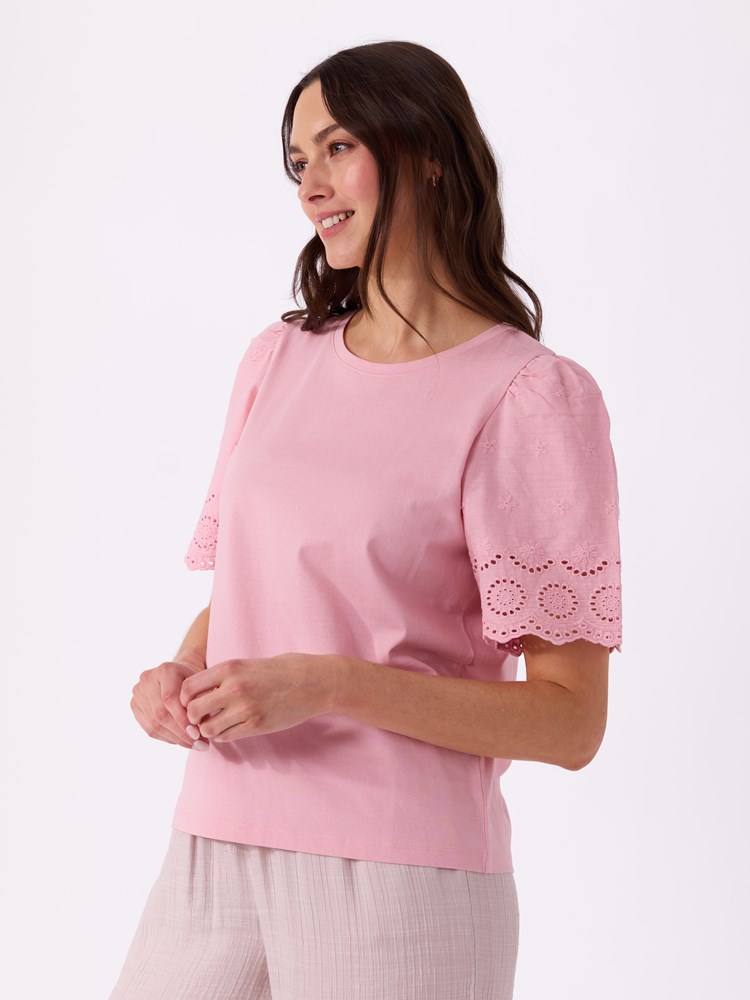 Nina t-skjorte 7515517_R32-VAVITE-H26-Modell-Left_chn=match_1230_Nina t-skjorte R32.jpg_Left