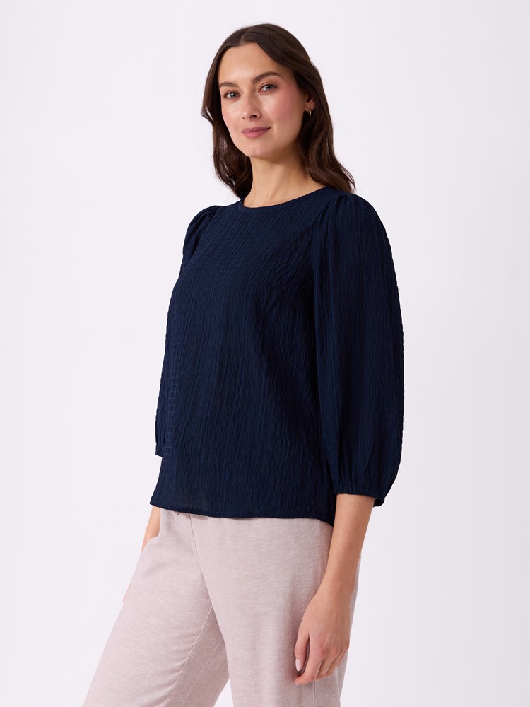 Leona bluse 7515519_EGS-VAVITE-H26-Modell-Left_chn=match_709_Leona bluse EGS.jpg_Left