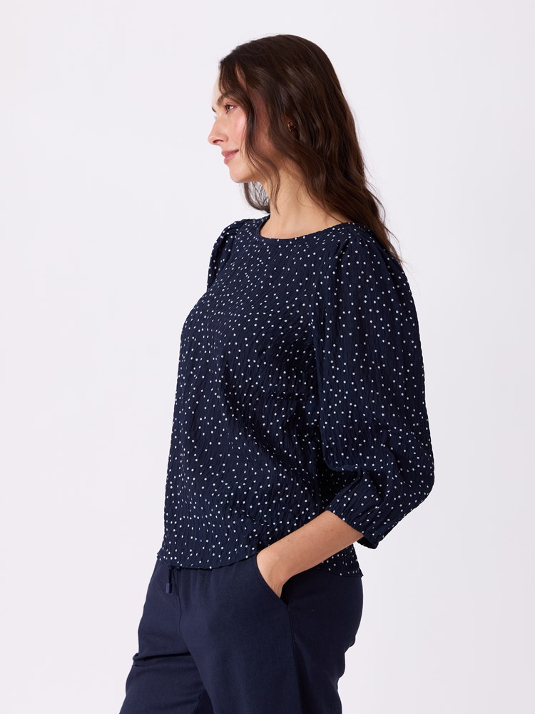 Leona bluse 7515519_EM1-VAVITE-H26-Modell-Left_chn=match_8150_Leona bluse EM1.jpg_Left