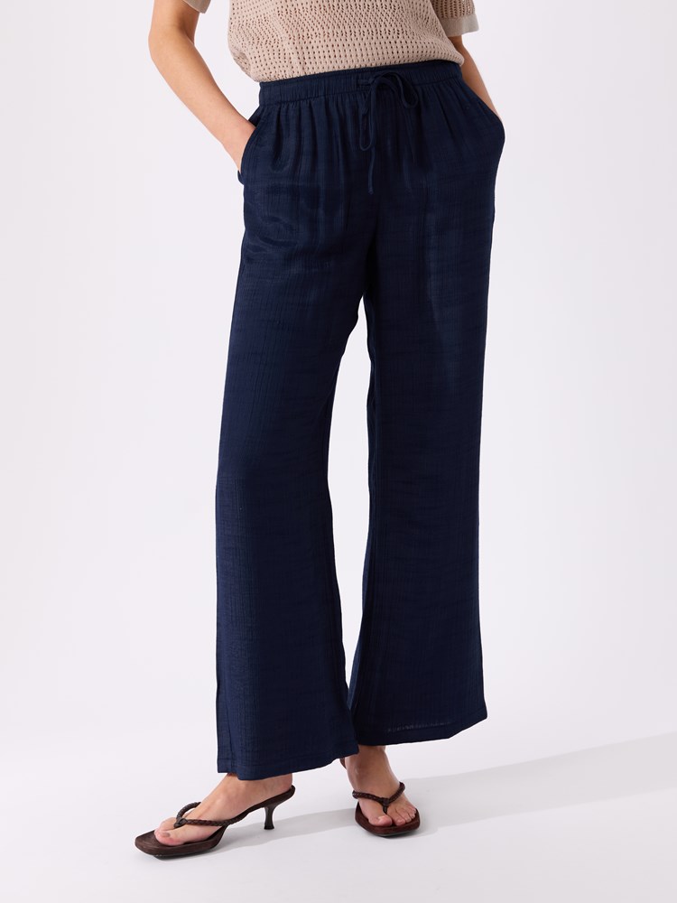 Zora bukse 7515526_EGS-VAVITE-H26-Modell-Front_chn=match_7107_Zora bukse EGS.jpg_Front