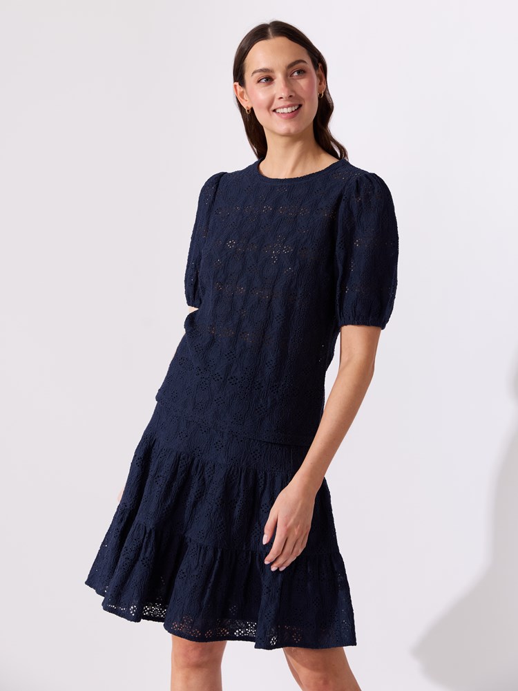 Evelyn t-skjorte 7515530_EGS-VAVITE-H26-Modell-Left_chn=match_3191_Evelyn t-skjorte EGS.jpg_Left