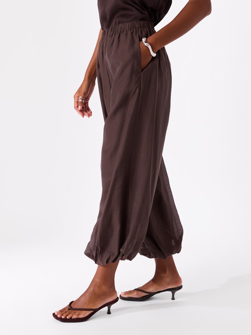 7515590 AIJ 7515590_AIJ-DONNA-H26-Modell-Front_chn=match_7593_Peach bukse AIJ.jpg_Front||Front