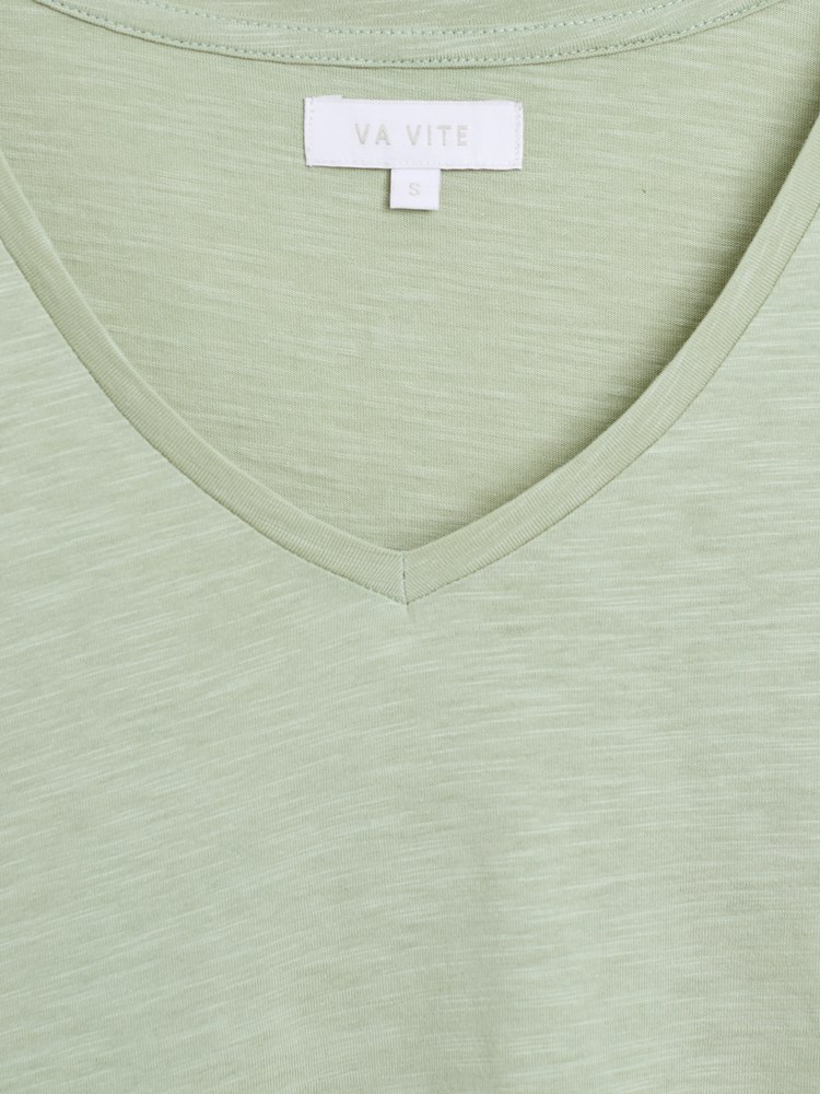 Ava v-hals t-skjorte 7515613_GHJ-VAVITE-H26-Front_3886_Ava v-hals t-skjorte GHJ.jpg_Front||Front