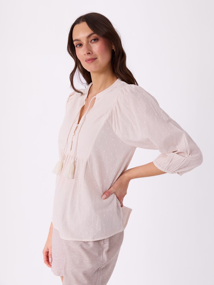 Scarlett bluse 7515617_O62-VAVITE-H26-Modell-Left_chn=match_7026_Scarlett bluse O62.jpg_Left