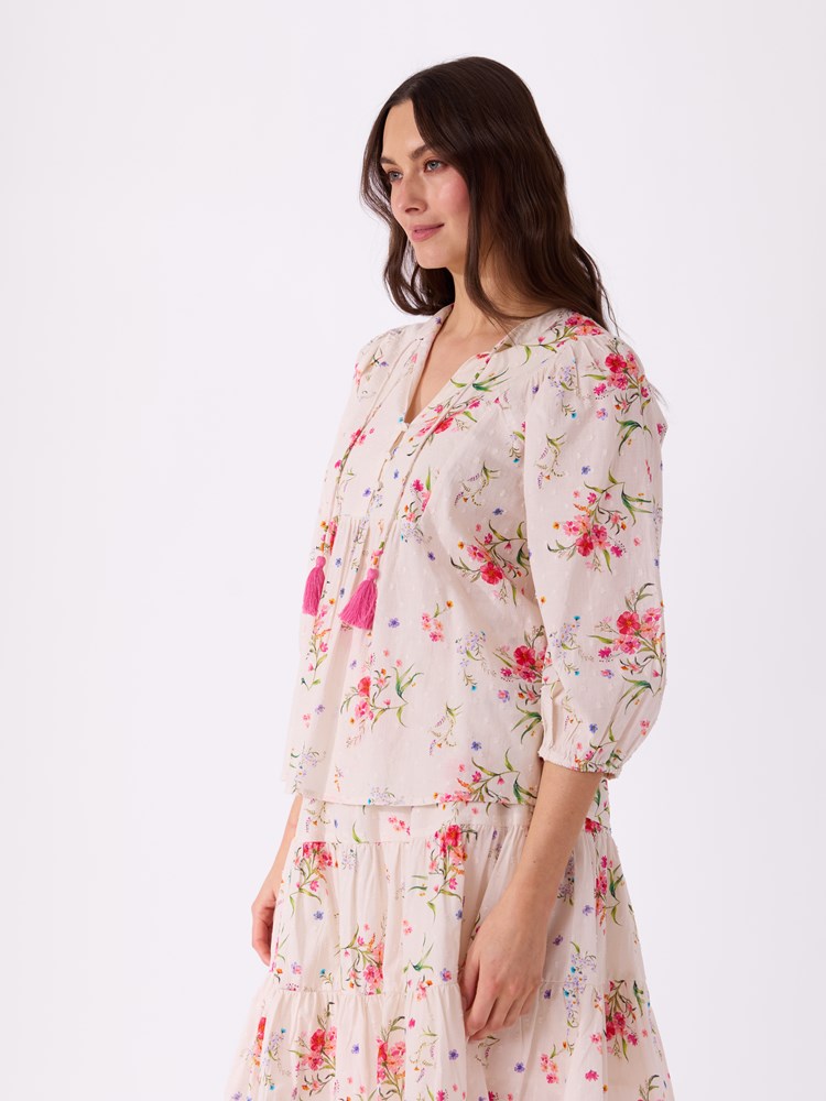 Scarlett bluse 7515617_O79-VAVITE-H26-Modell-Left_chn=match_1875_Scarlett bluse O79.jpg_Left