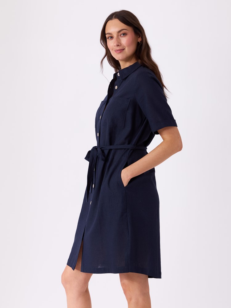 Mary skjortekjole 7515828_EGS-VAVITE-H26-Modell-Left_chn=match_2474_Mary skjortekjole EGS.jpg_Left