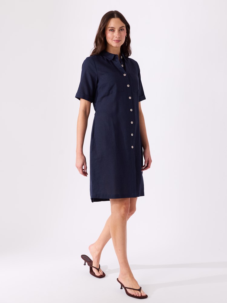 Mary skjortekjole 7515828_EGS-VAVITE-H26-Modell-Right_chn=match_7295_Mary skjortekjole EGS.jpg_Right