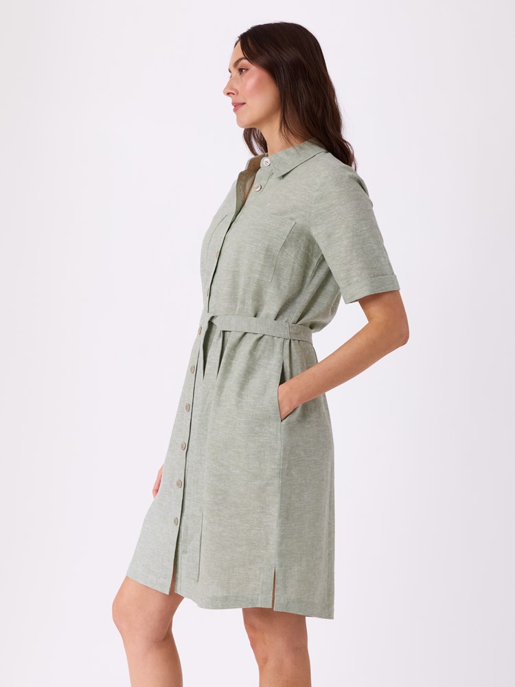 Mary skjortekjole 7515828_GHJ-VAVITE-H26-Modell-Left_chn=match_8664_Mary skjortekjole GHJ.jpg_Left