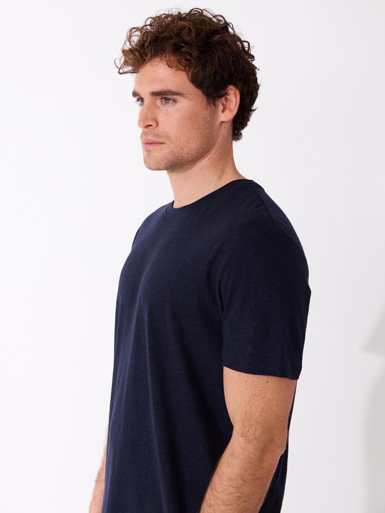 Viero t-skjorte 7515853_EM6-MARIOCONTI-H26-Modell-Front_chn=match_2376_Viero t-skjorte EM6.jpg_Front||Front