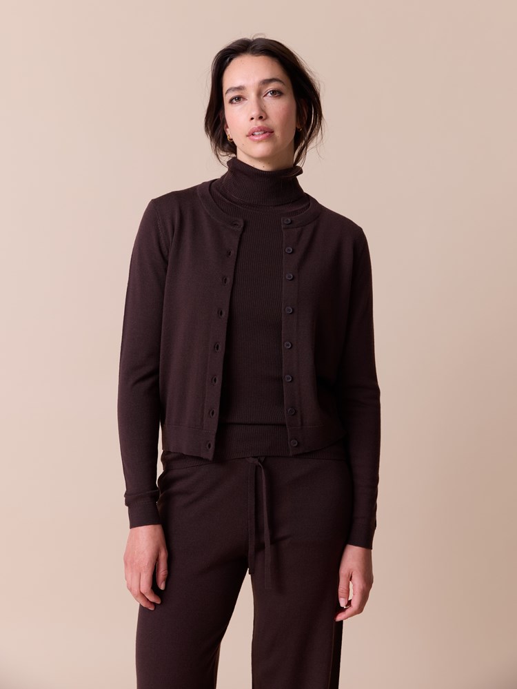 Sara merinocardigan 7515863_AIN-MARIEPHILIPPE-A26-Modell-Front_chn=match_354_Sara merinocardigan AIN.jpg_Front
