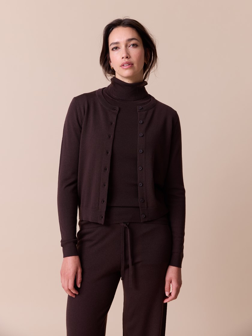 7515863 AIN 7515863_AIN-MARIEPHILIPPE-A26-Modell-Front_chn=match_354_Sara merinocardigan AIN.jpg_Front