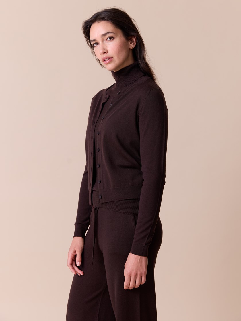 7515863 AIN 7515863_AIN-MARIEPHILIPPE-A26-Modell-Front_chn=match_7128_Sara merinocardigan AIN.jpg_Front