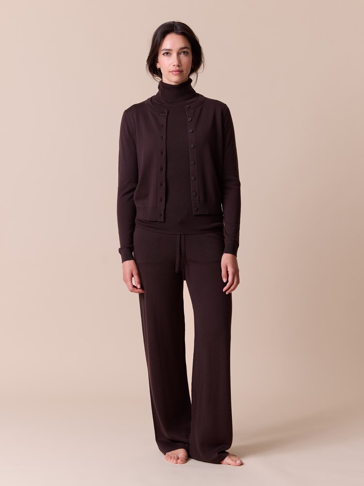 Sara merinocardigan 7515863_AIN-MARIEPHILIPPE-A26-Modell-Front_chn=match_8845_Sara merinocardigan AIN.jpg_Front