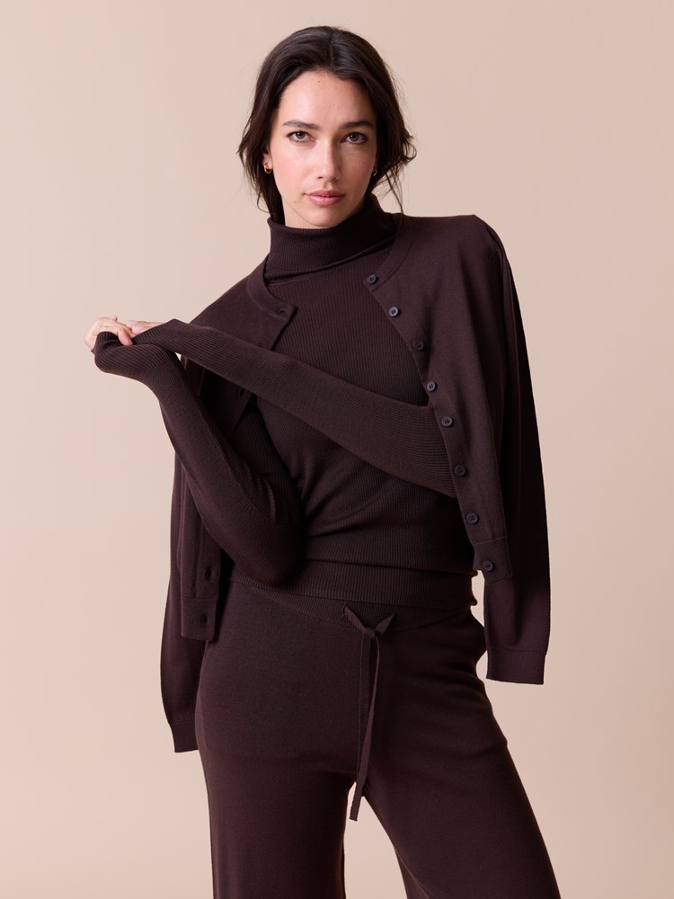 Sara merinocardigan 7515863_AIN-MARIEPHILIPPE-A26-Modell-Front_chn=match_9157_Sara merinocardigan AIN.jpg_Front
