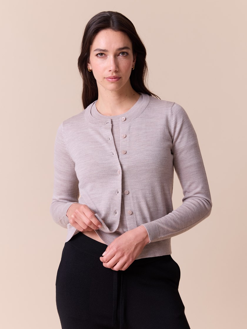 7515863 AMA 7515863_AMA-MARIEPHILIPPE-A26-Modell-Front_chn=match_5557_Sara merinocardigan AMA.jpg_Front