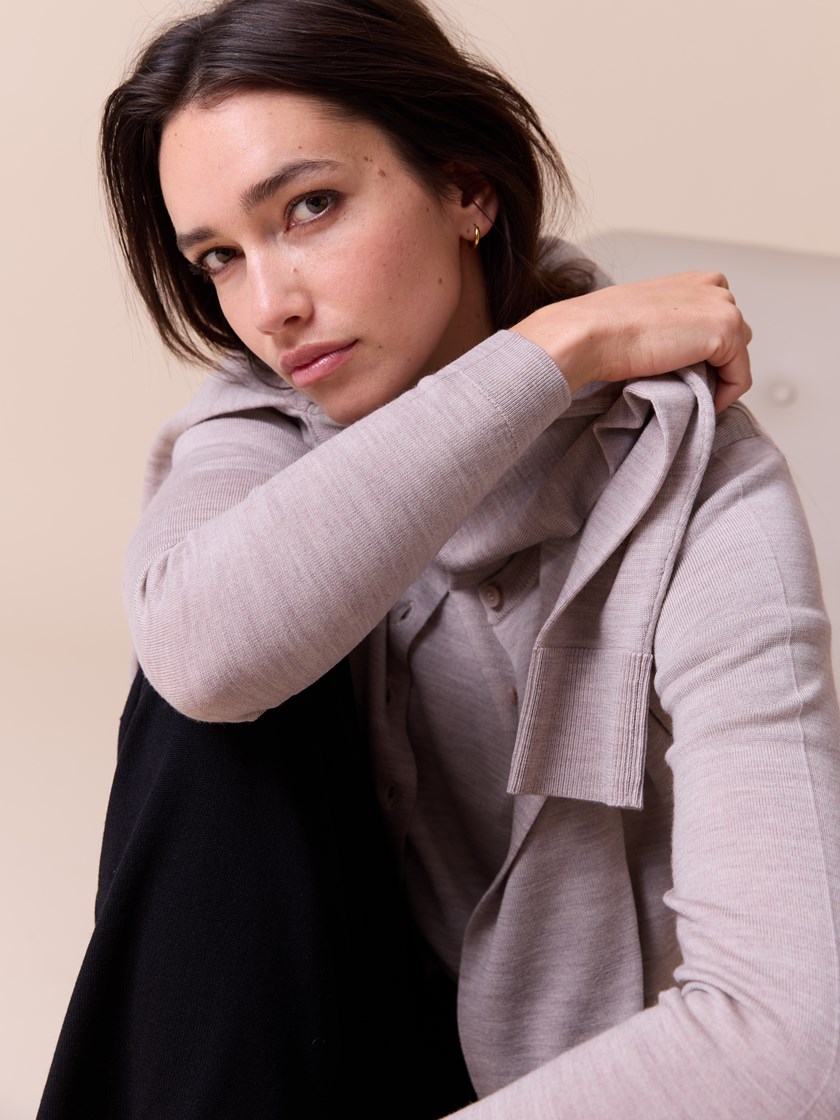 7515863 AMA 7515863_AMA-MARIEPHILIPPE-A26-Modell-Front_chn=match_6132_Sara merinocardigan AMA.jpg_Front