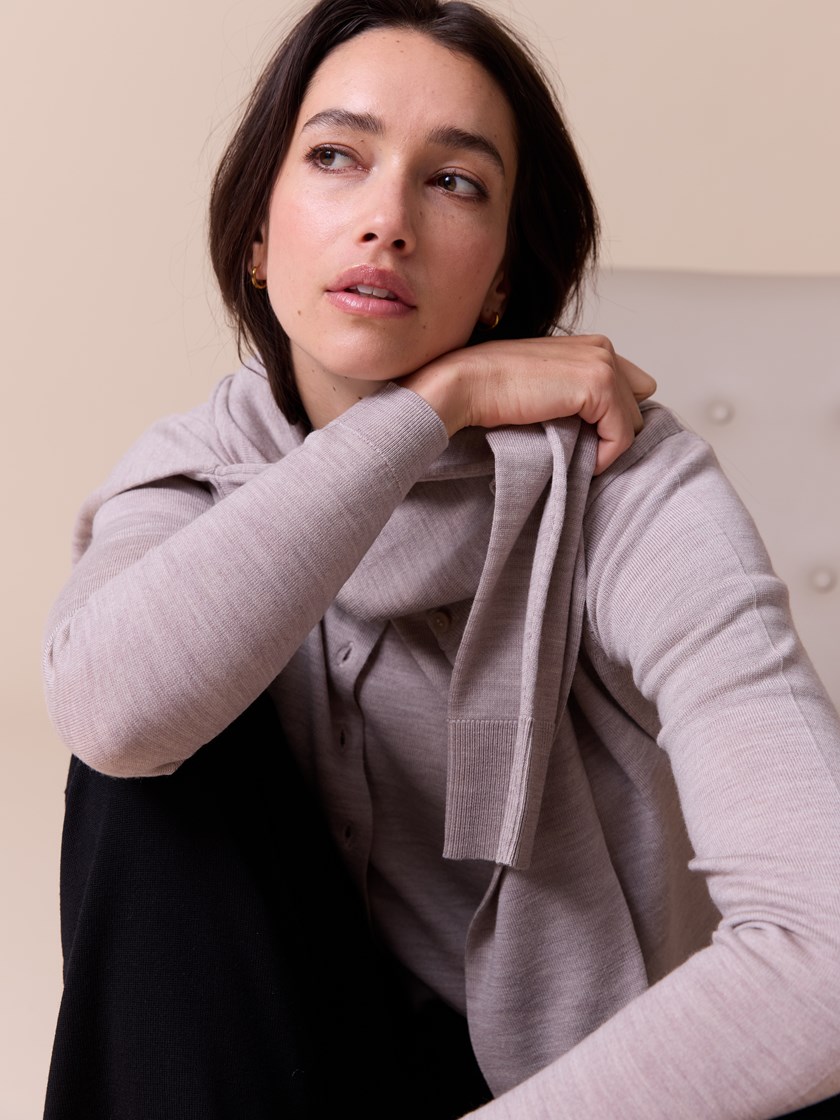 7515863 AMA 7515863_AMA-MARIEPHILIPPE-A26-Modell-Front_chn=match_6948_Sara merinocardigan AMA.jpg_Front