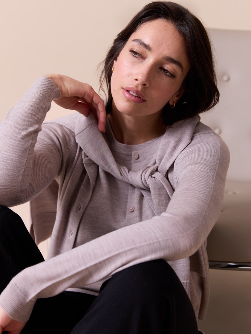 7515863 AMA 7515863_AMA-MARIEPHILIPPE-A26-Modell-Front_chn=match_7960_Sara merinocardigan AMA.jpg_Front