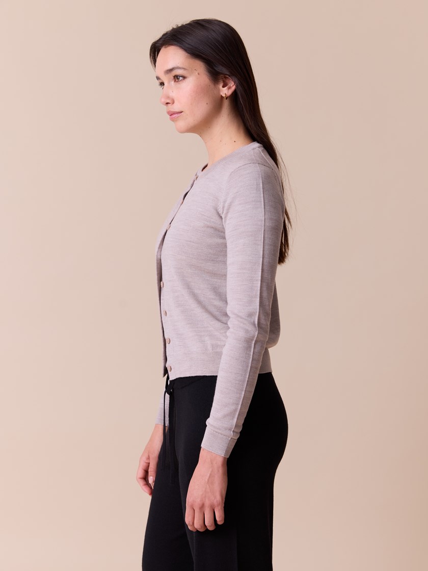 7515863 AMA 7515863_AMA-MARIEPHILIPPE-A26-Modell-Front_chn=match_9528_Sara merinocardigan AMA.jpg_Front