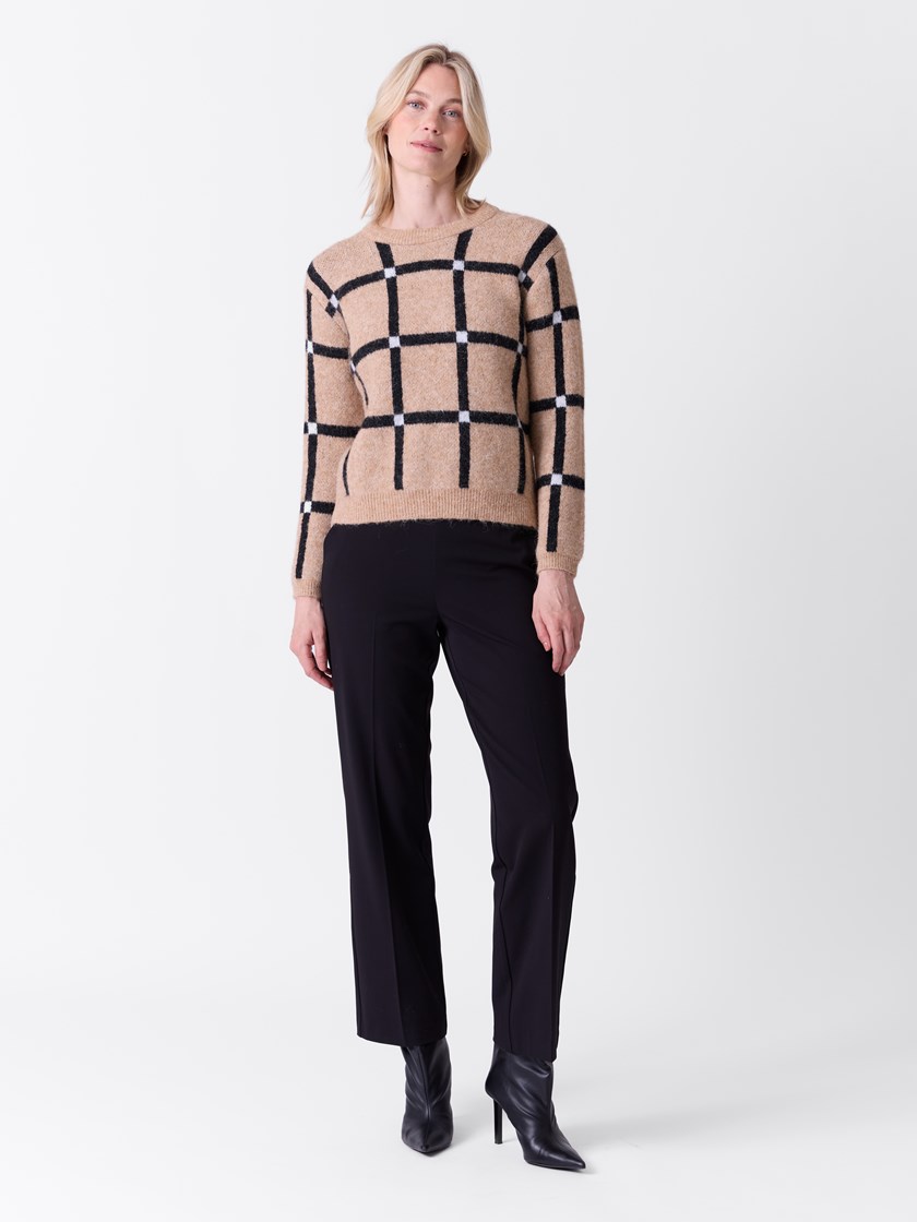 7515887 ID2 7515887_ID2-VAVITE-A26-Modell-Front_chn=match_9562_Noemi bukse ID2.jpg_Front||Front