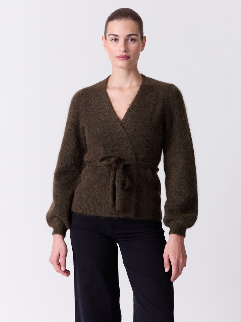 7515899 AIA 7515899_AIA-DONNA-A26-Modell-Front_chn=match_1970_Lina cardigan AIA.jpg_Front||Front