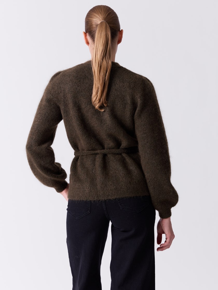 7515899 AIA 7515899_AIA-DONNA-A26-Modell-Front_chn=match_4503_Lina cardigan AIA.jpg_Front||Front