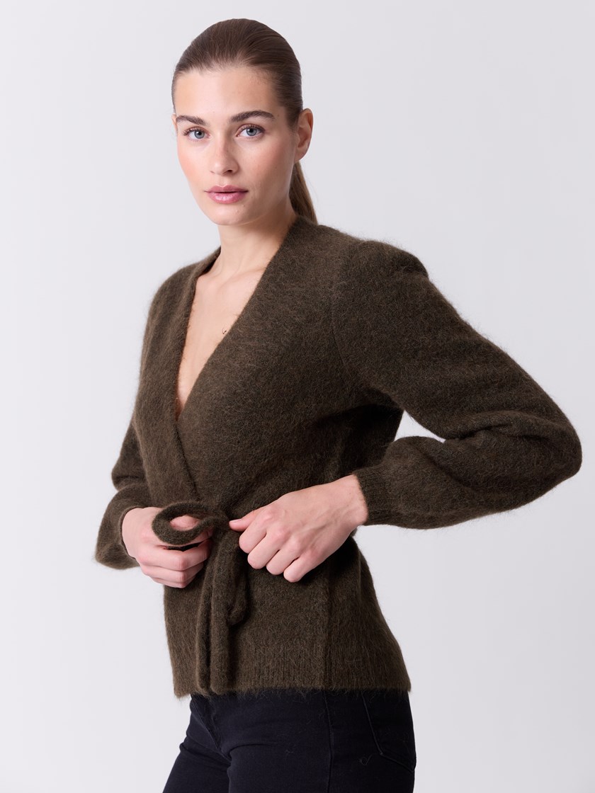 7515899 AIA 7515899_AIA-DONNA-A26-Modell-Front_chn=match_8019_Lina cardigan AIA.jpg_Front||Front